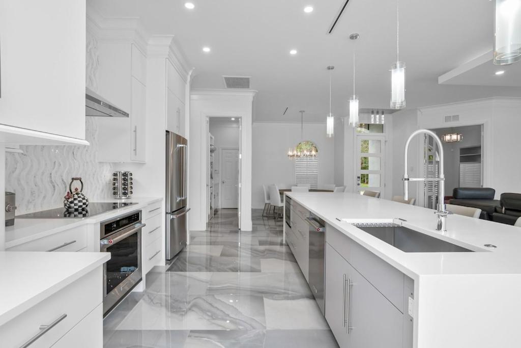  | The White House--Luxurious Lakefront Spanish Villa-4BR with pool, golf courses, 15 mins to beach