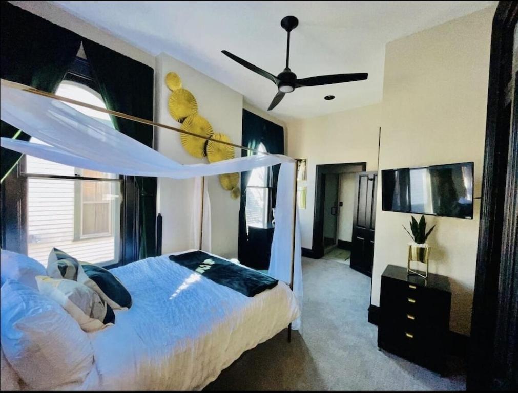 | Downtown 5,000 Sq Ft Historic Fletcher Place Home Sleeps 22!