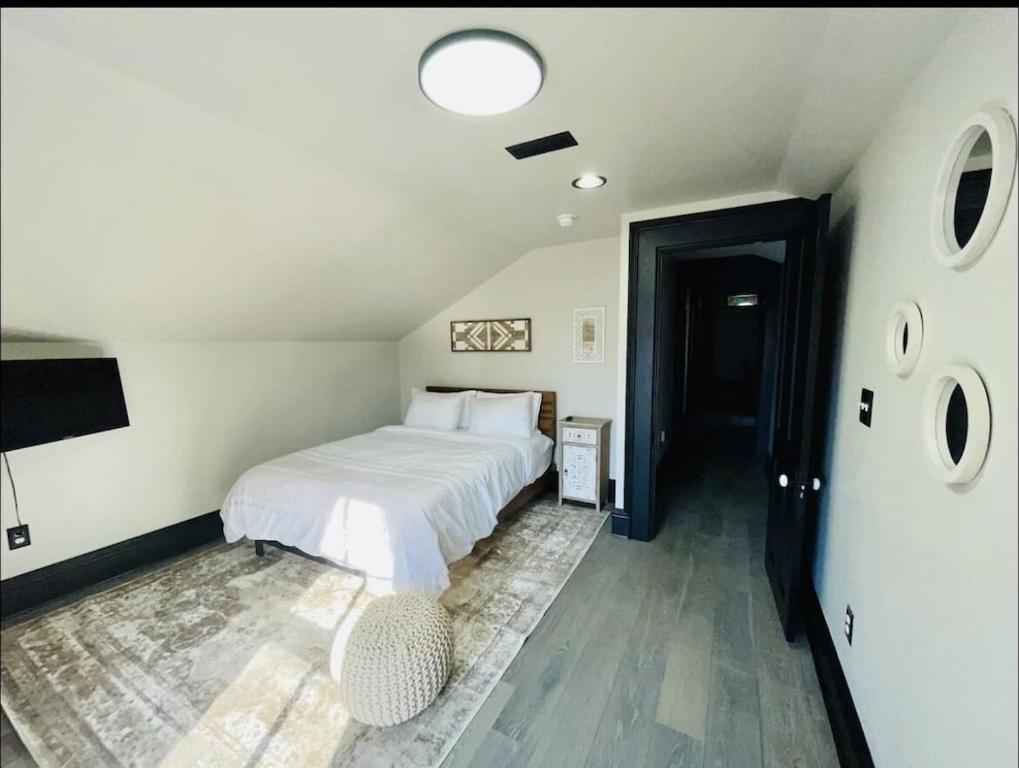 | Downtown 5,000 Sq Ft Historic Fletcher Place Home Sleeps 22!