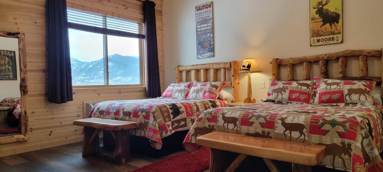 2 Double beds, Parking lot view at Gateway Inn