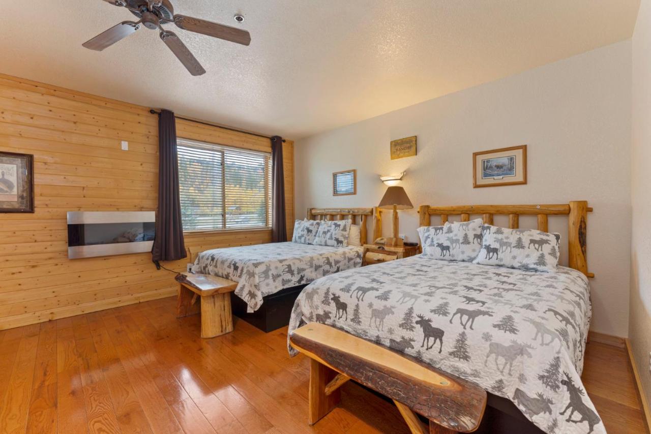 2 Double beds, Parking lot view at Gateway Inn
