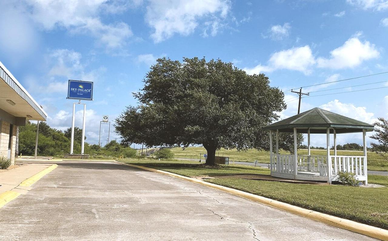  | Sky Palace Inn & Suites By Jasper Beeville