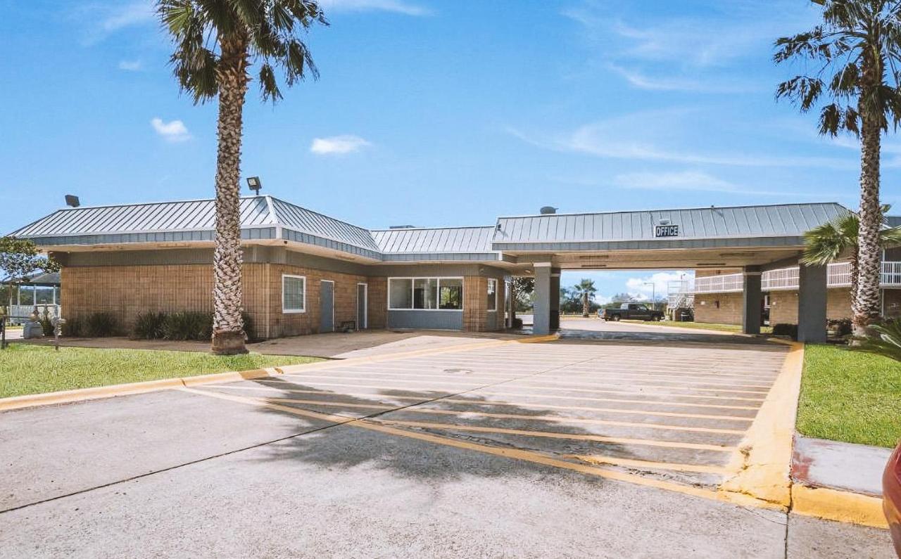  | Sky Palace Inn & Suites By Jasper Beeville