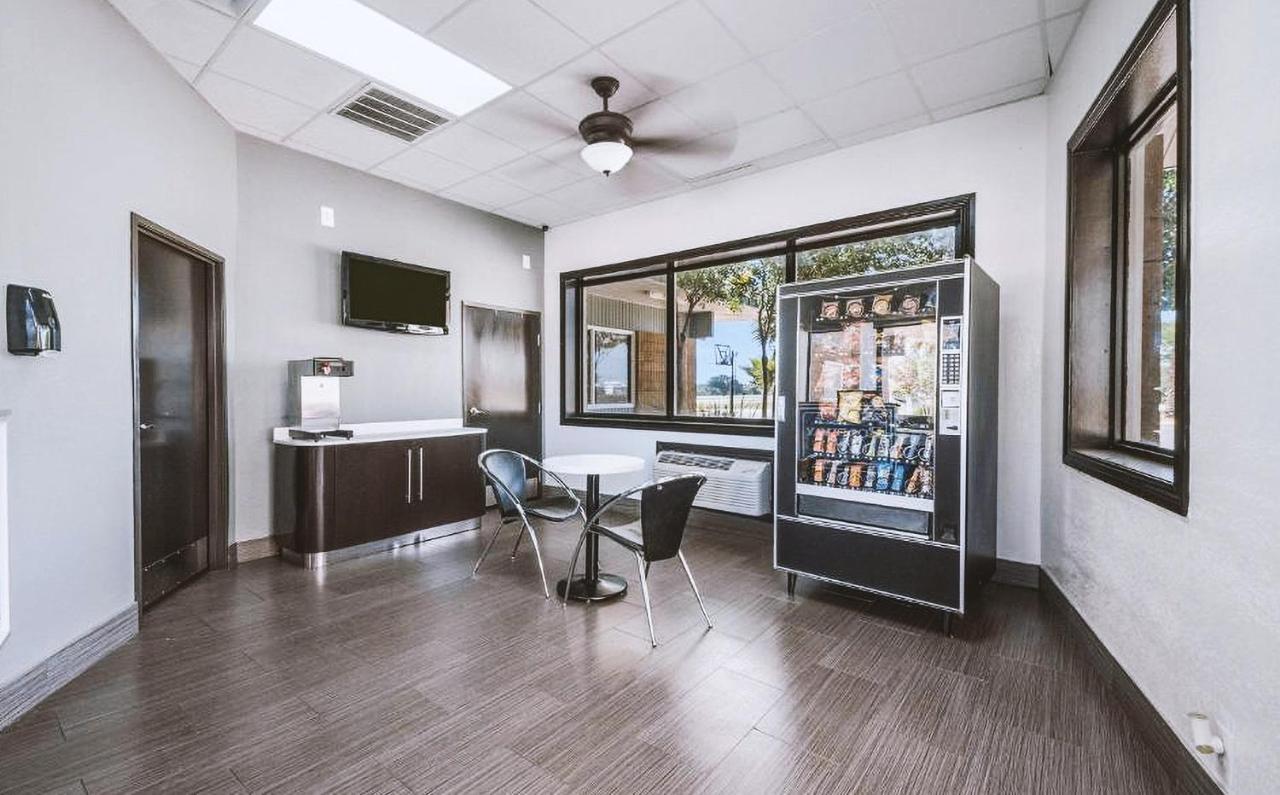  | Sky Palace Inn & Suites By Jasper Beeville