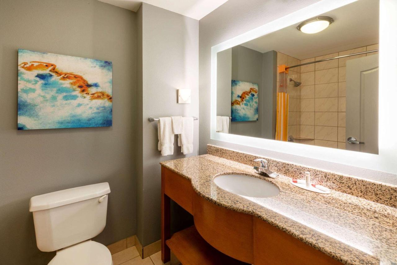 Deluxe King Room at La Quinta Inn & Suites by Wyndham Bridgeport