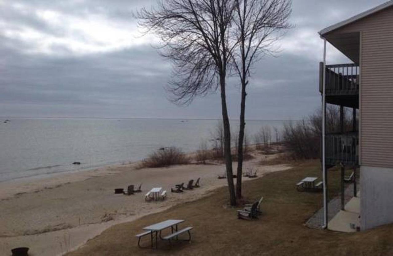 | Algoma Beach Motel