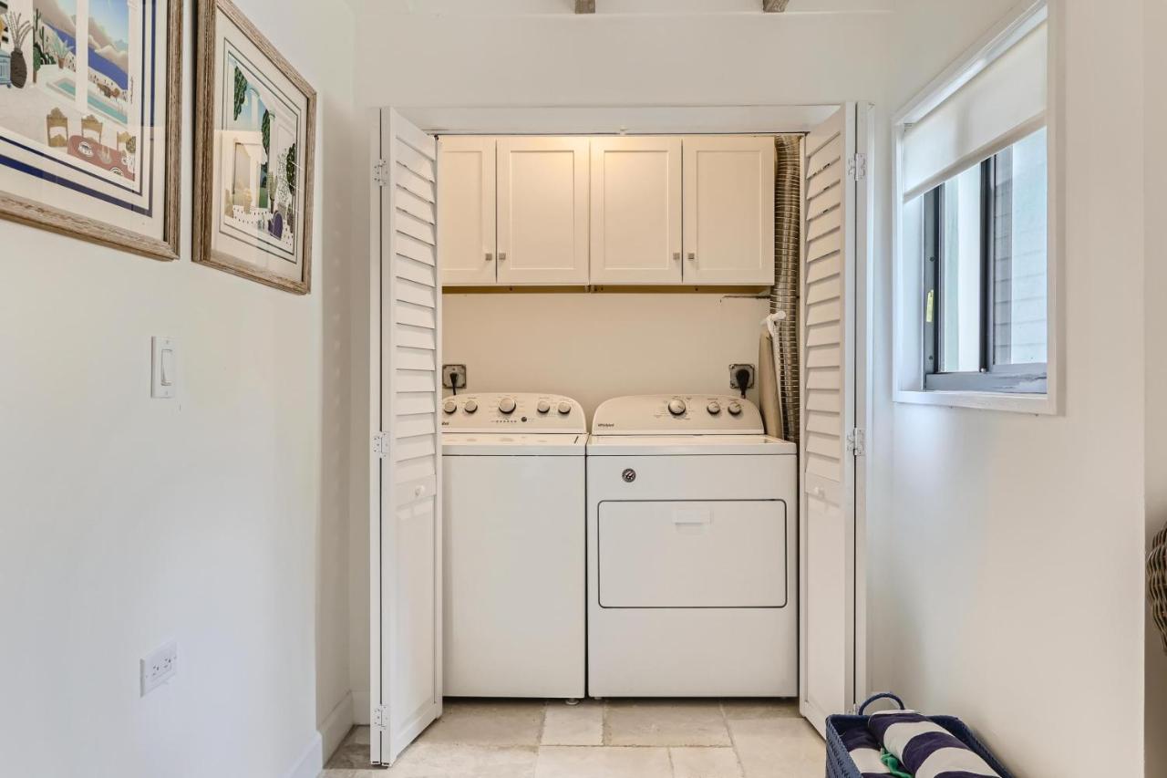 | Cortez Bungalow, 3 Bd, 2 Ba, private garden