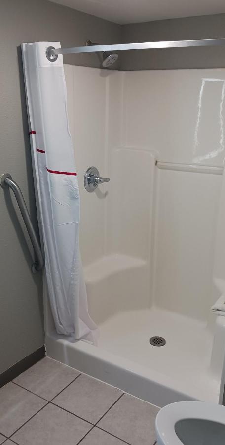 Deluxe King Room Disability Access Roll-In Shower Non-Smoking at Red Roof Inn Fort Worth West