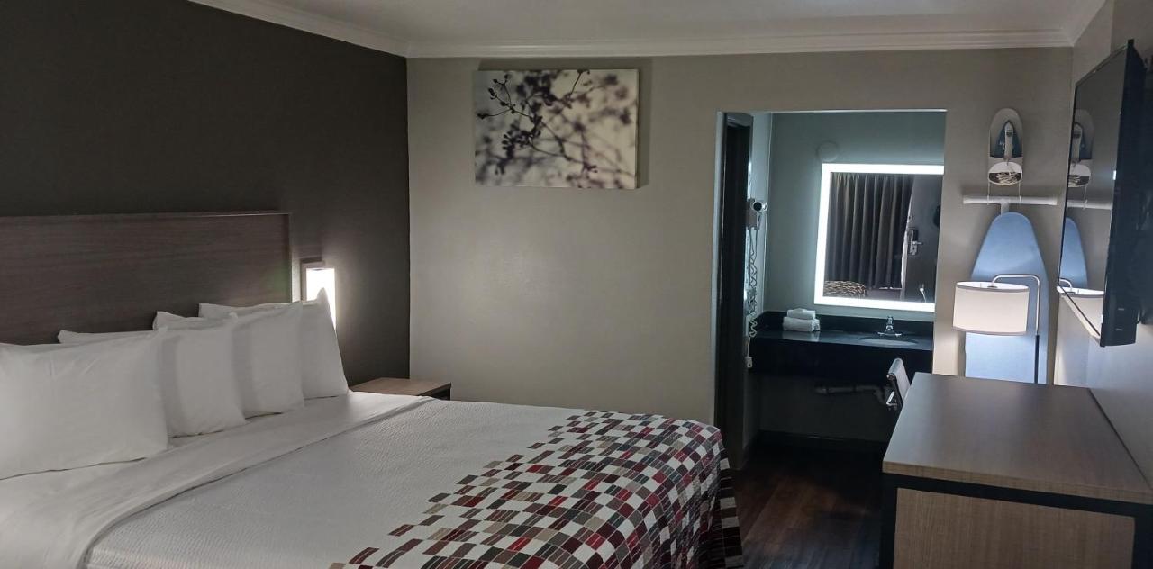 Superior King Room Non-Smoking at Red Roof Inn Fort Worth West