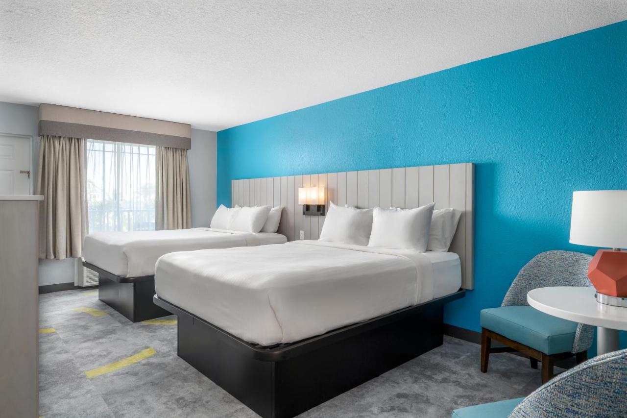 Large Double Room at Capt Hiram's Resort