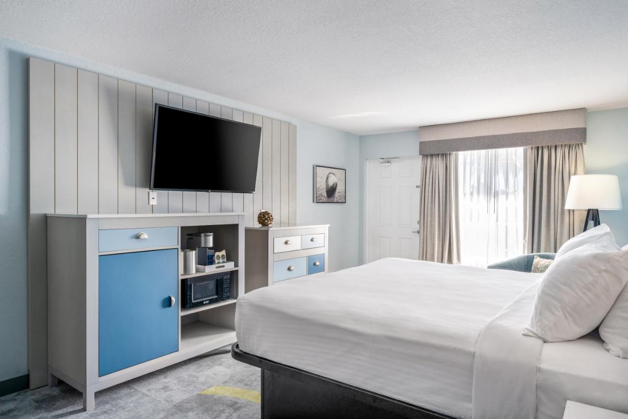 Superior King Room at Capt Hiram's Resort