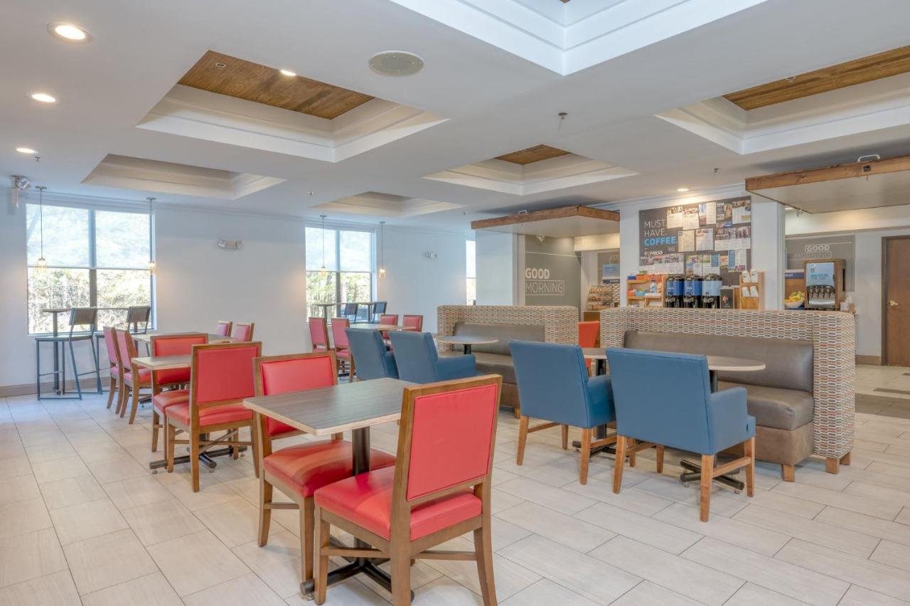 | Holiday Inn Express Hotel & Suites Thornburg-S. Fredericksburg, an IHG Hotel