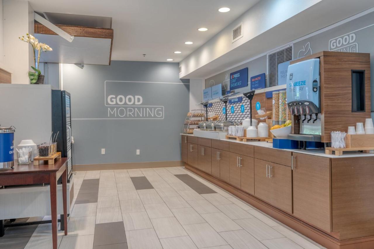 | Holiday Inn Express Hotel & Suites Thornburg-S. Fredericksburg, an IHG Hotel