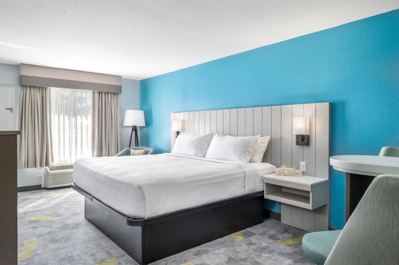 Superior King Room at Capt Hiram's Resort