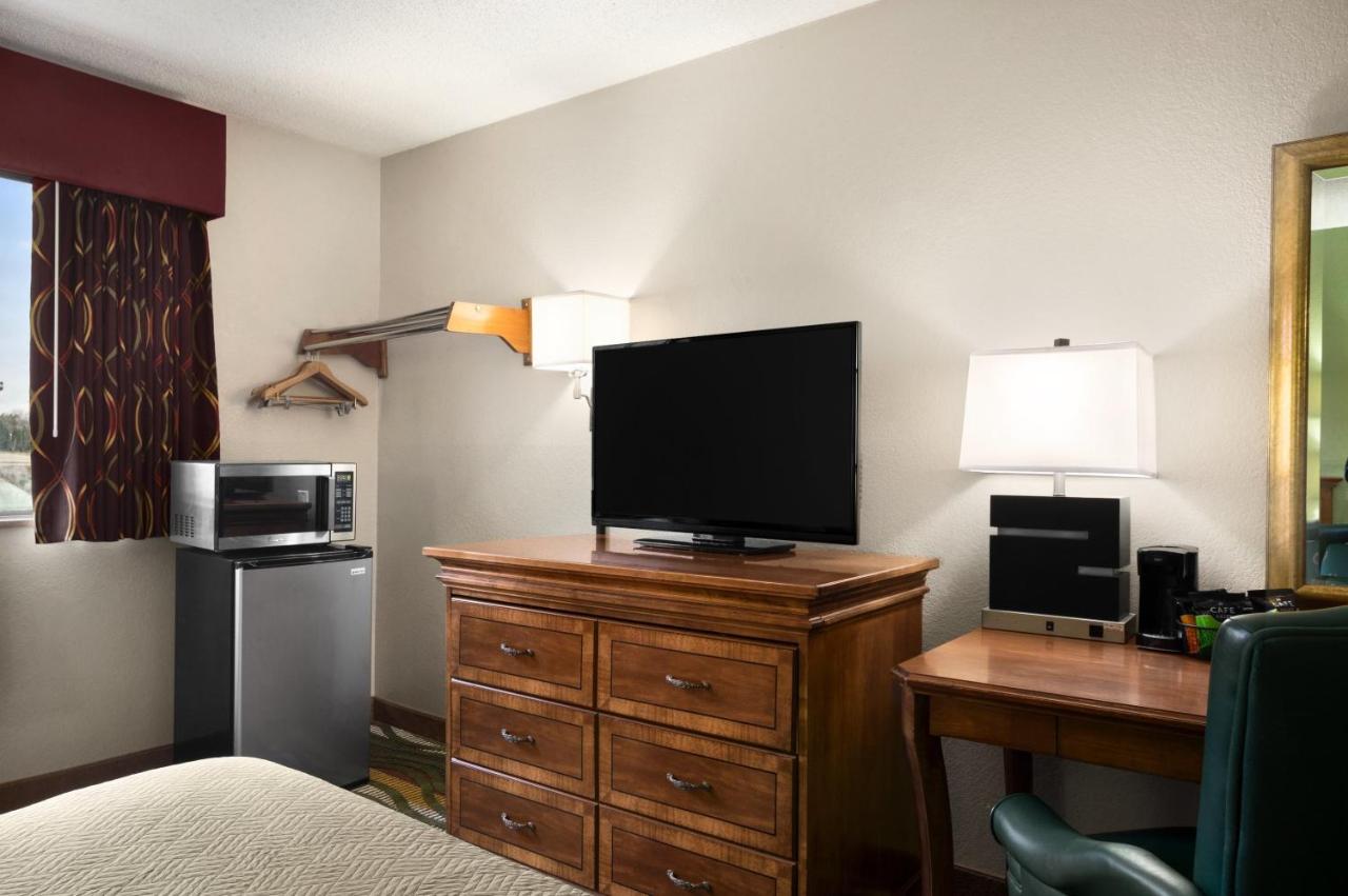 Queen Studio Suite - Non-Smoking at Travelodge by Wyndham Battle Creek