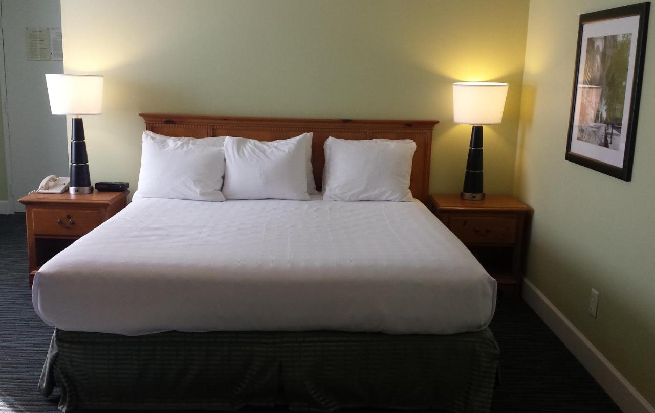 Deluxe King Room with Private Bath at The University Inn at Emory