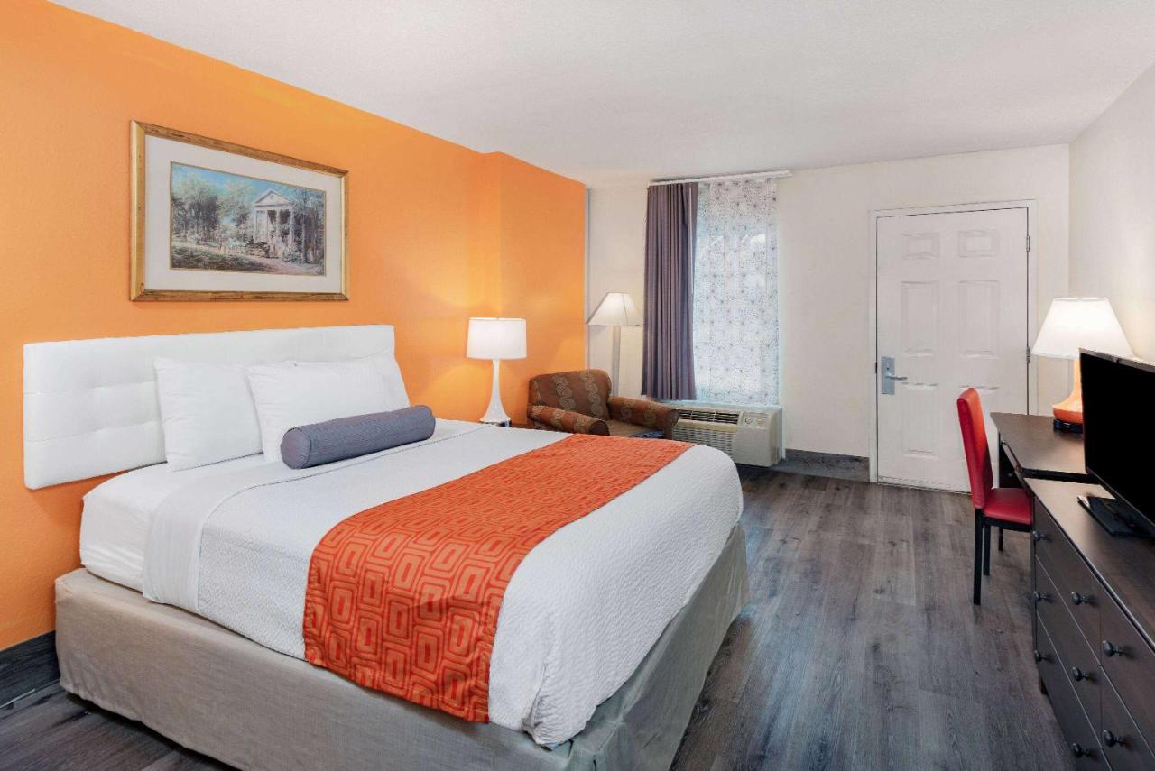 King Room - Non-Smoking at Howard Johnson by Wyndham Staunton
