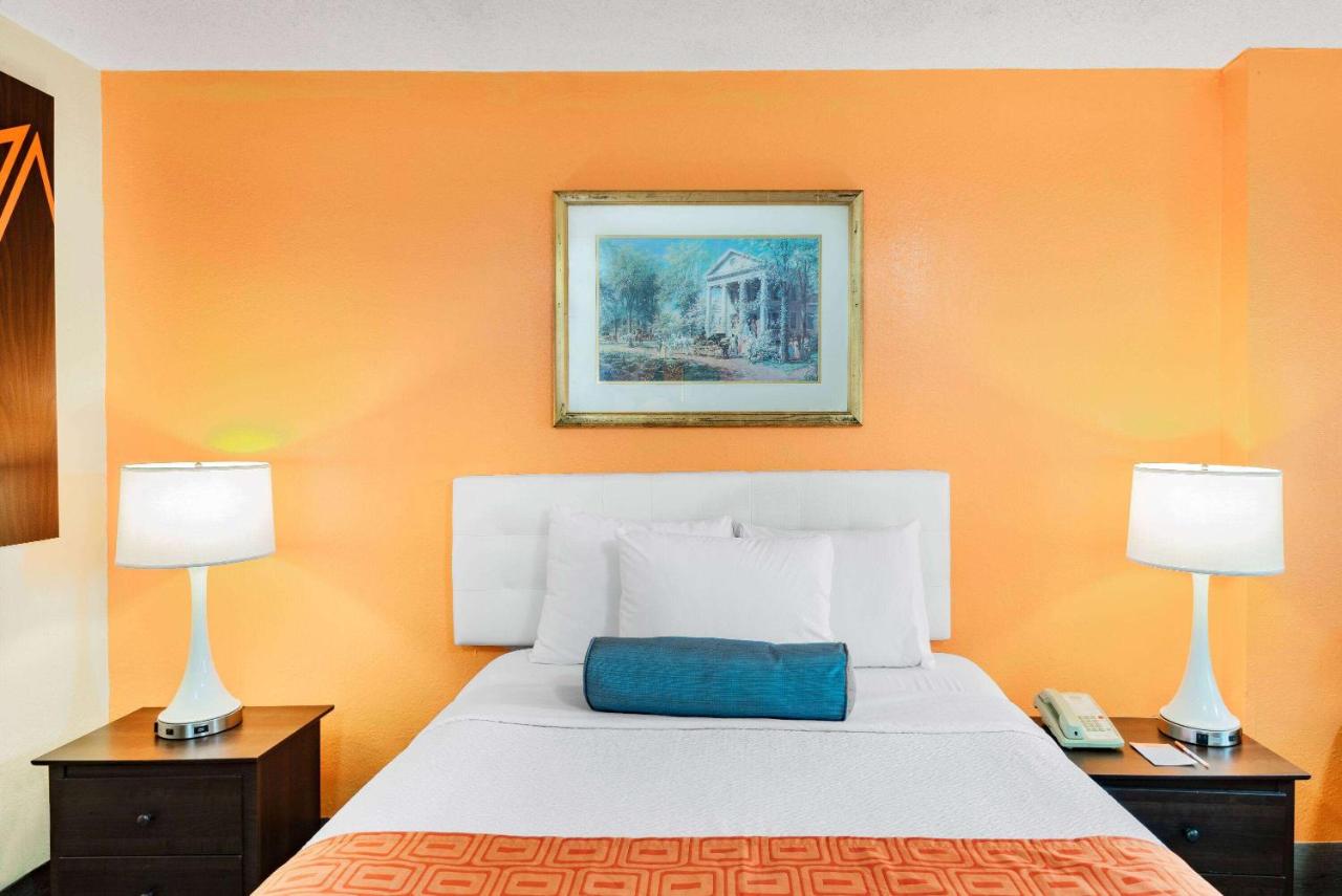 Queen Room - Disability Access/Non-Smoking at Howard Johnson by Wyndham Staunton