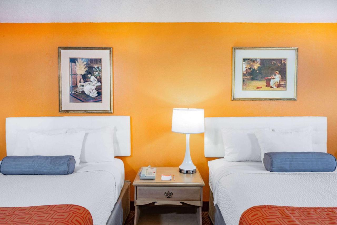 Queen Room with Two Queen Beds - Non-Smoking at Howard Johnson by Wyndham Staunton