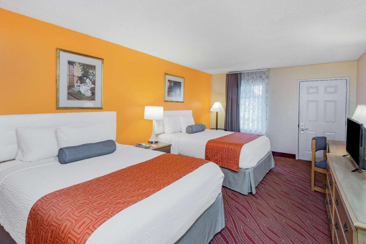 Queen Room with Two Queen Beds - Non-Smoking at Howard Johnson by Wyndham Staunton