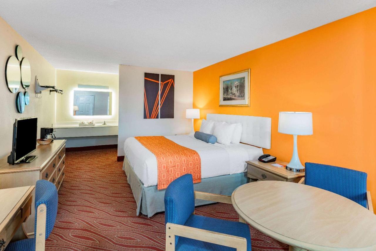 King Room - Non-Smoking at Howard Johnson by Wyndham Staunton