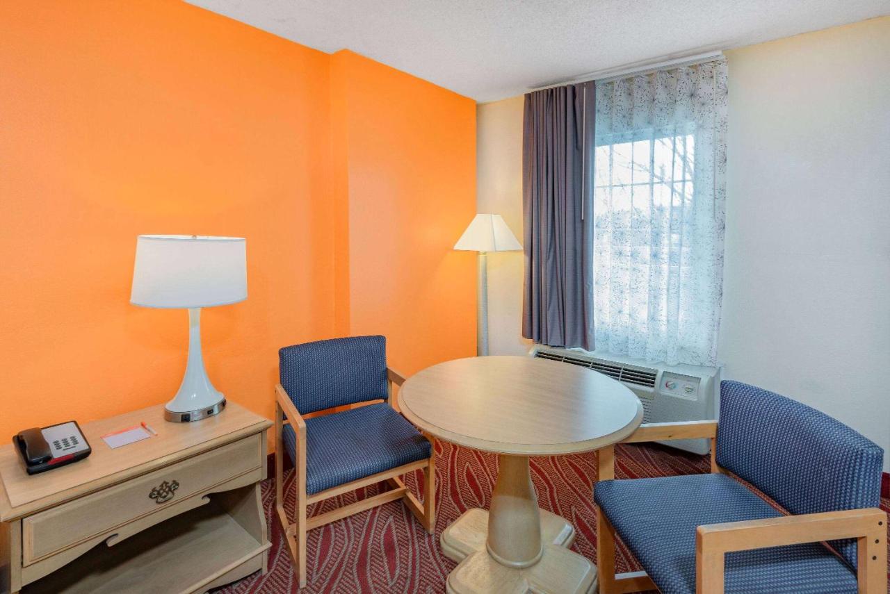 King Room - Non-Smoking at Howard Johnson by Wyndham Staunton