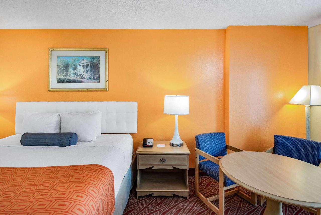 King Room - Non-Smoking at Howard Johnson by Wyndham Staunton