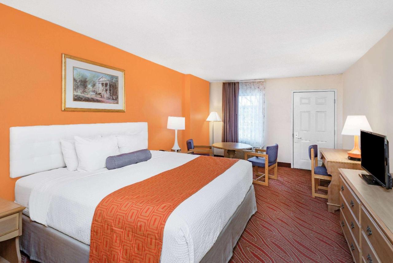 King Room - Non-Smoking at Howard Johnson by Wyndham Staunton