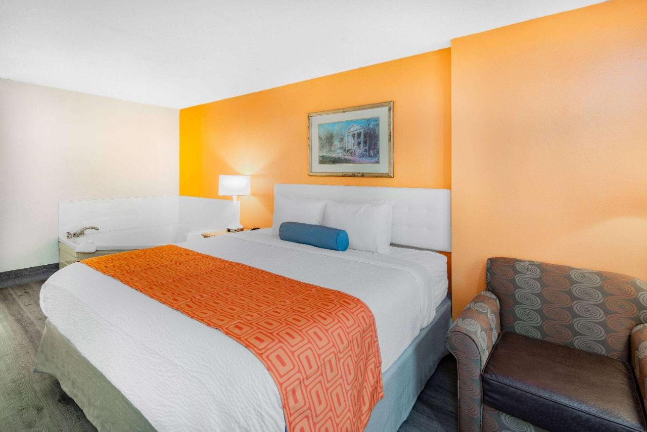 King Suite - Non-Smoking at Howard Johnson by Wyndham Staunton
