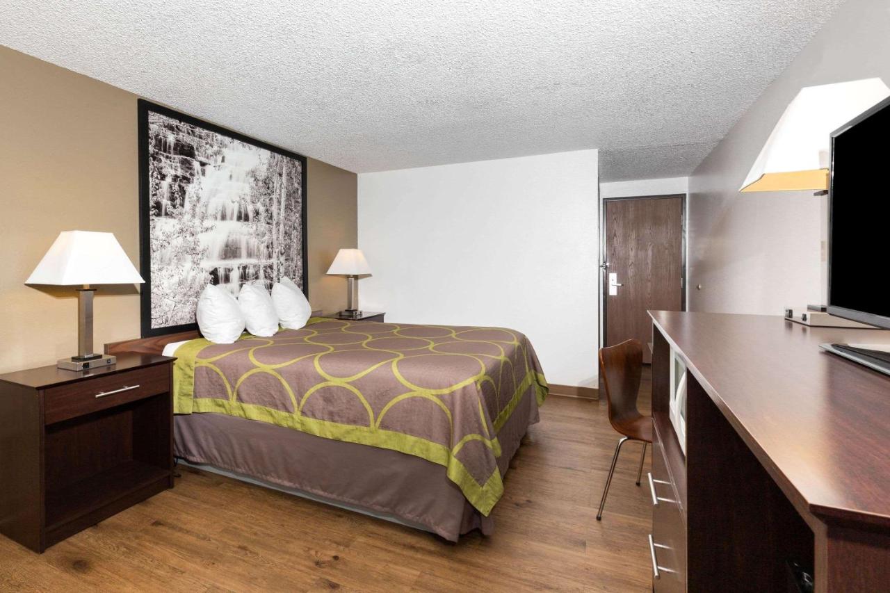 Upgraded Queen Room - Non-Smoking at Super 8 by Wyndham Missoula/Brooks Street