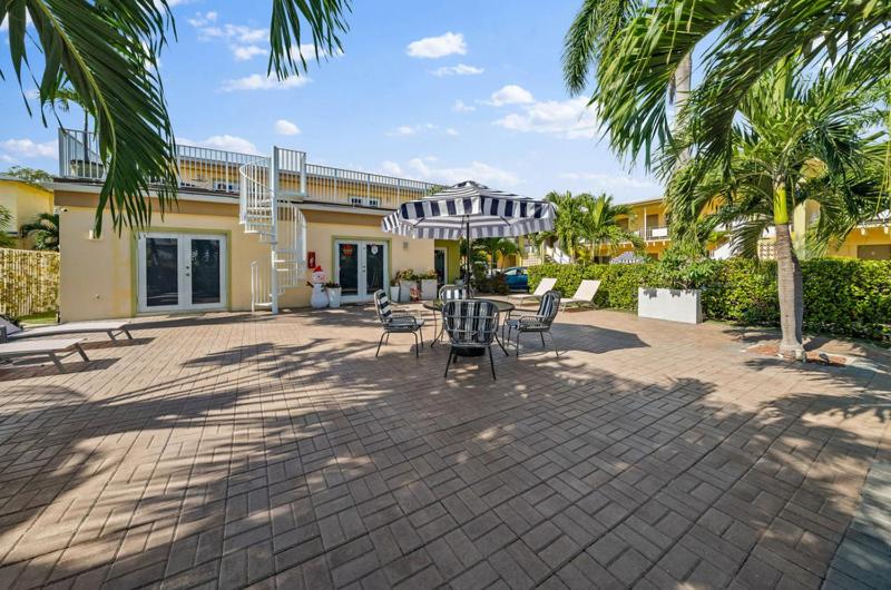 | Capri Inn & Apartments