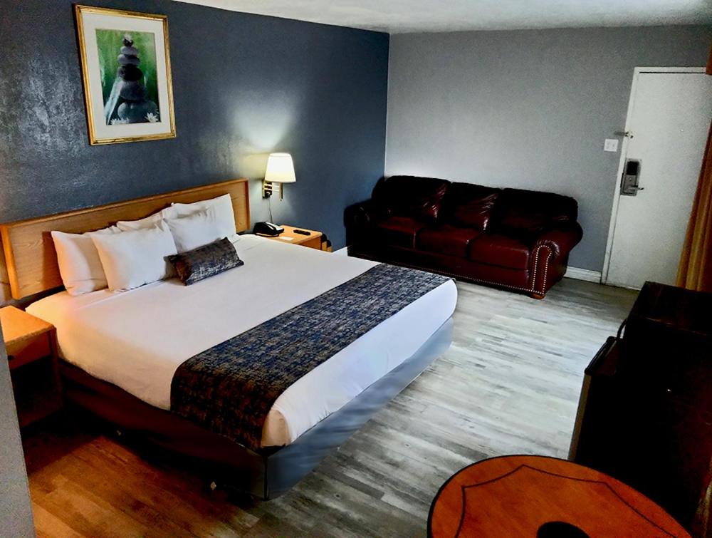 King Room at The Metropolitan Inn