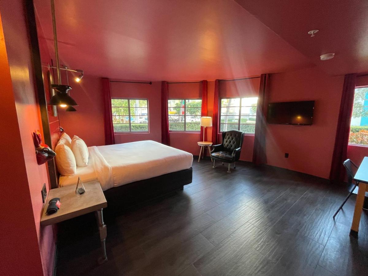 King Room - Disability Access at Hôtel Gaythering - Gay Hotel - All Adults Welcome