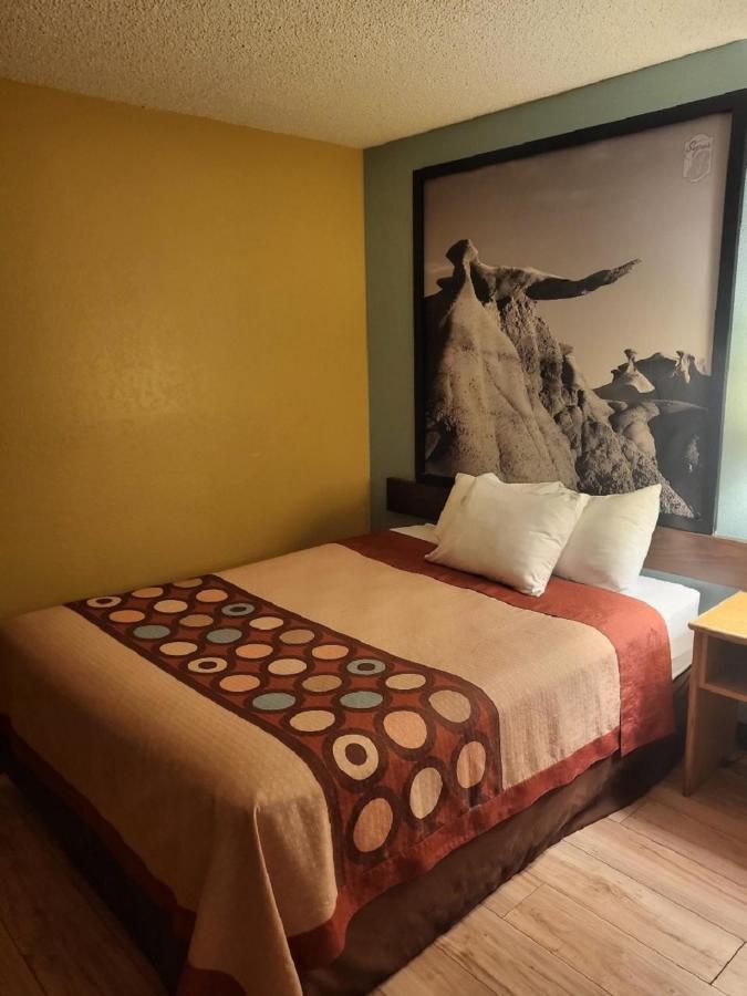 Queen Room - Disability Access/Non-Smoking at Super 8 by Wyndham Raton