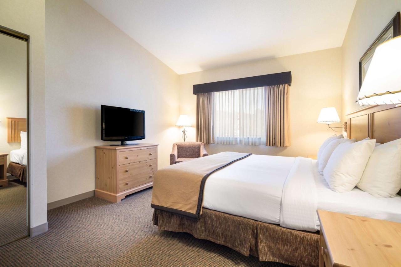 Family Suite with One King Bed and Two Queen Beds at Best Western Golden Spike Inn & Suites