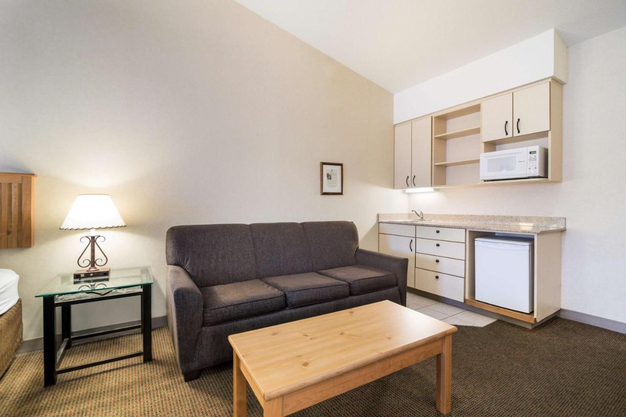 Family Suite with One King Bed and Two Queen Beds at Best Western Golden Spike Inn & Suites