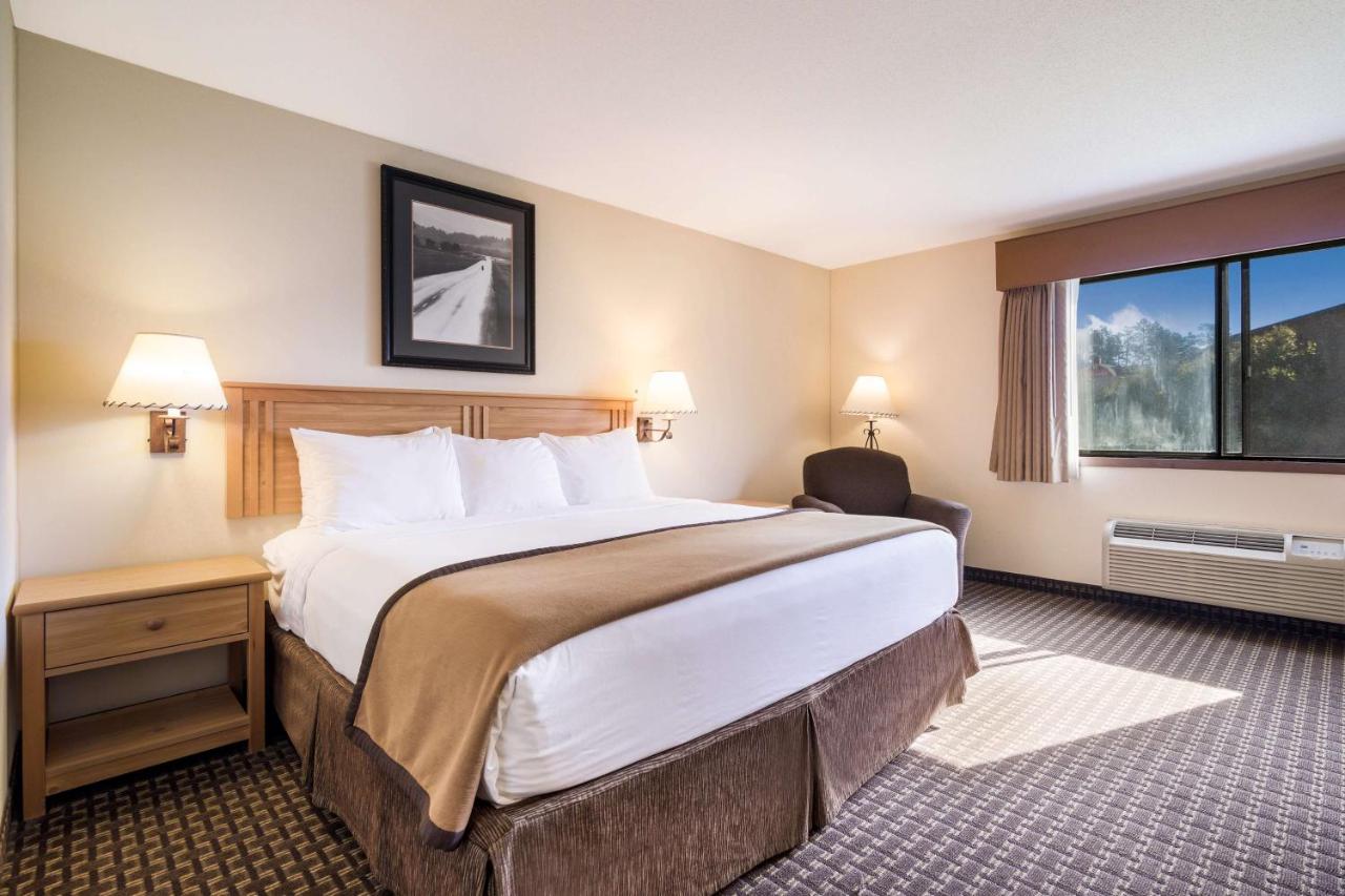 King Room with Bathtub - Disability Access/Non-Smoking at Best Western Golden Spike Inn & Suites