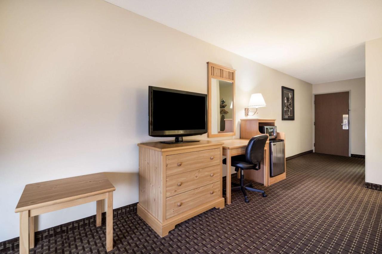 King Room with Bathtub - Disability Access/Non-Smoking at Best Western Golden Spike Inn & Suites