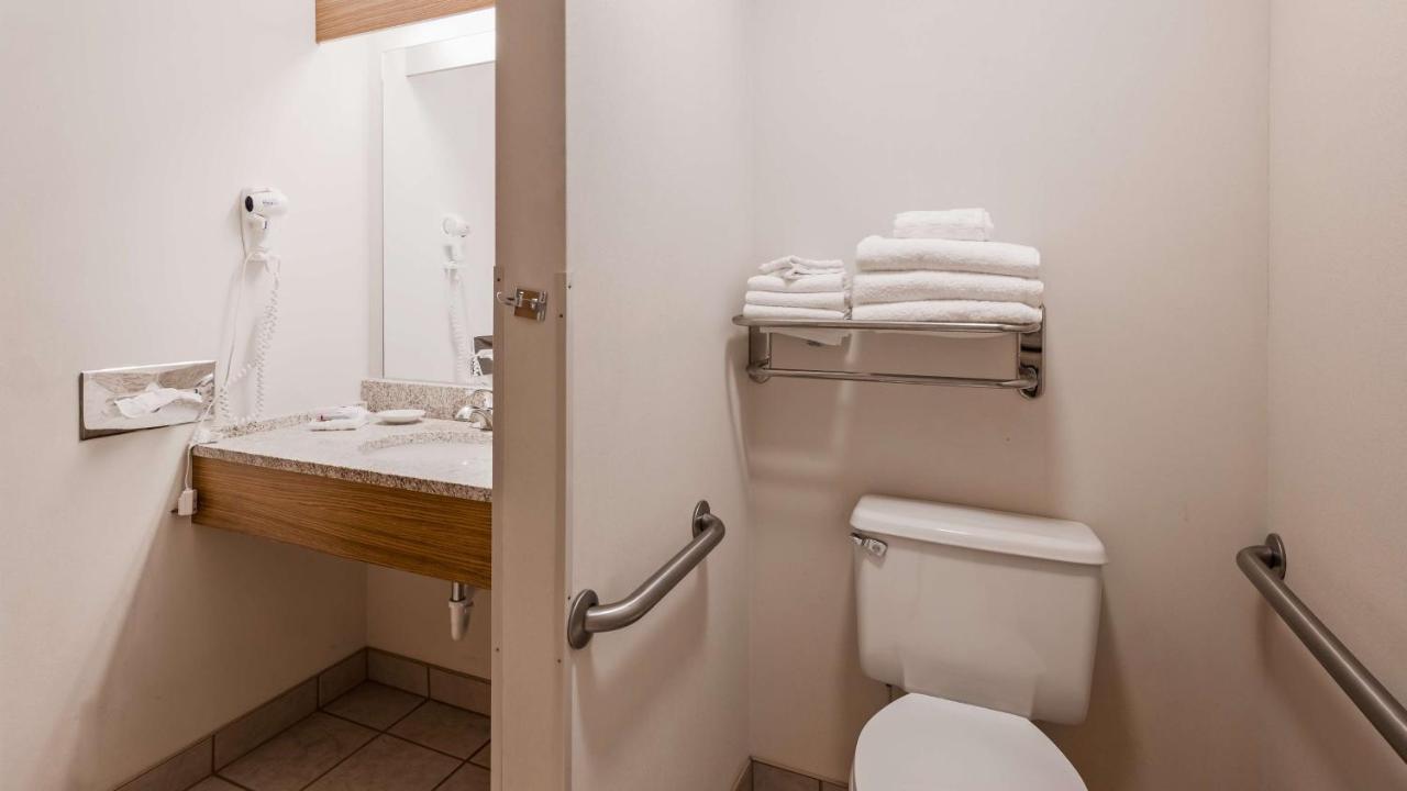 King Room with Bathtub - Disability Access/Non-Smoking at Best Western Golden Spike Inn & Suites