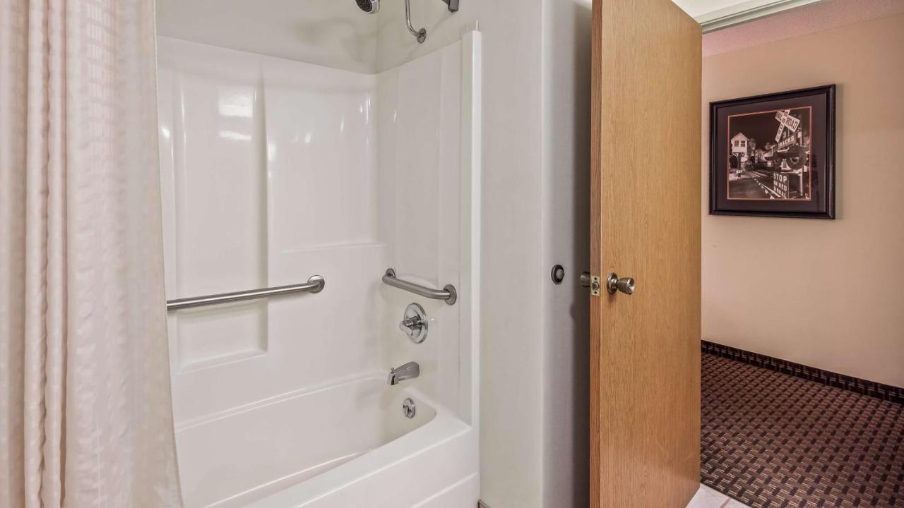 King Room with Bathtub - Disability Access/Non-Smoking at Best Western Golden Spike Inn & Suites