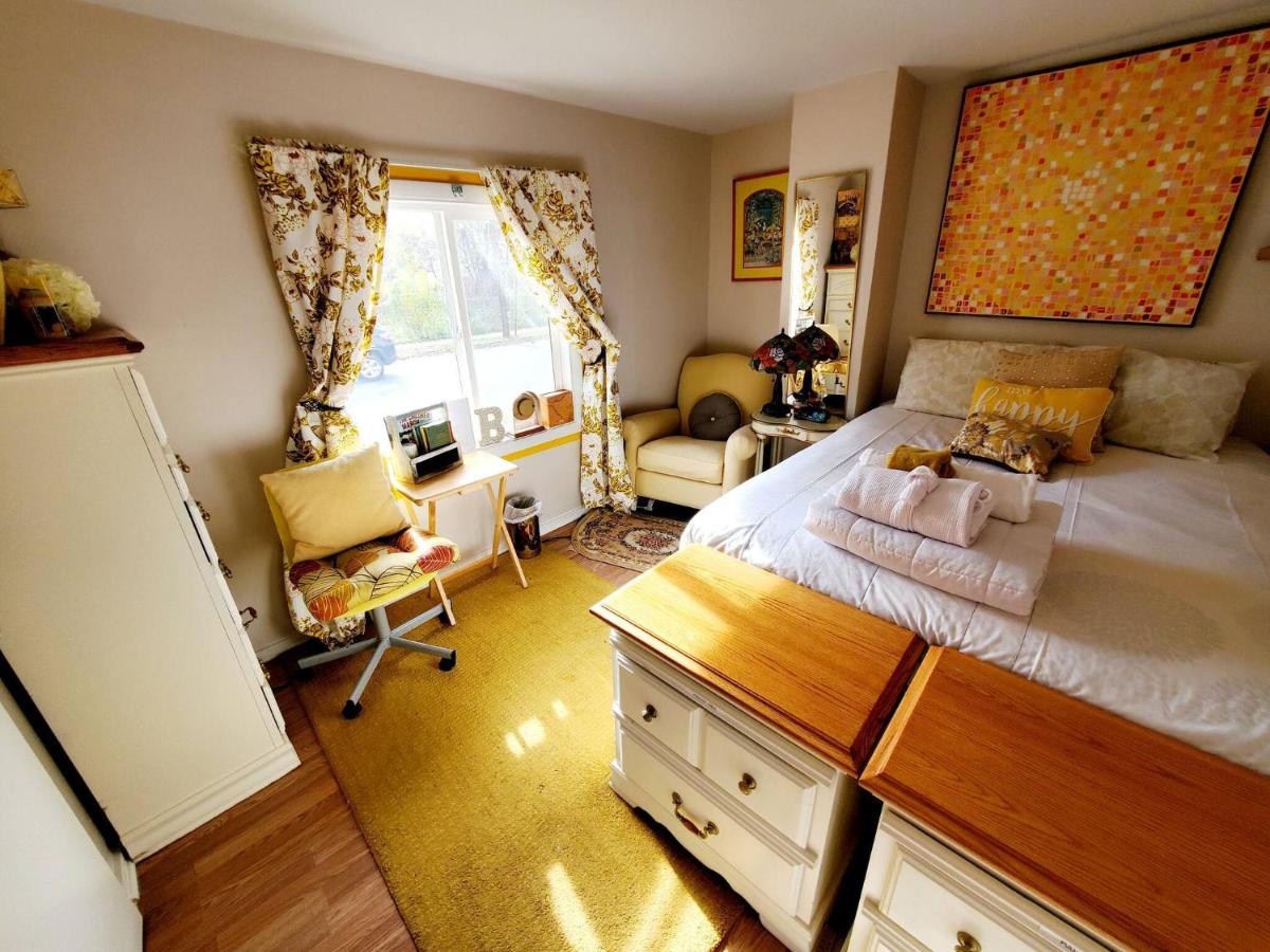 | Room in Apartment - Cozy Yellow Queen Bed By Yale U