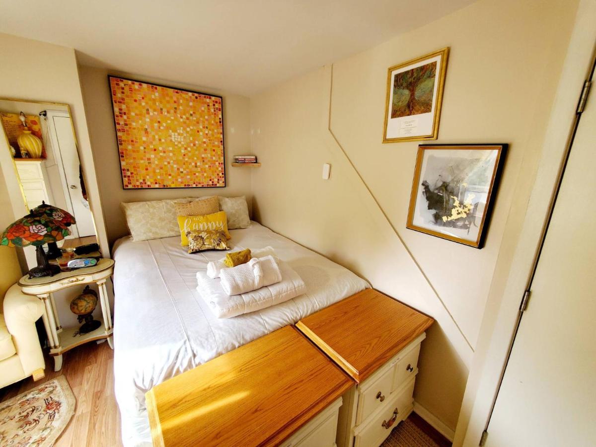 | Room in Apartment - Cozy Yellow Queen Bed By Yale U