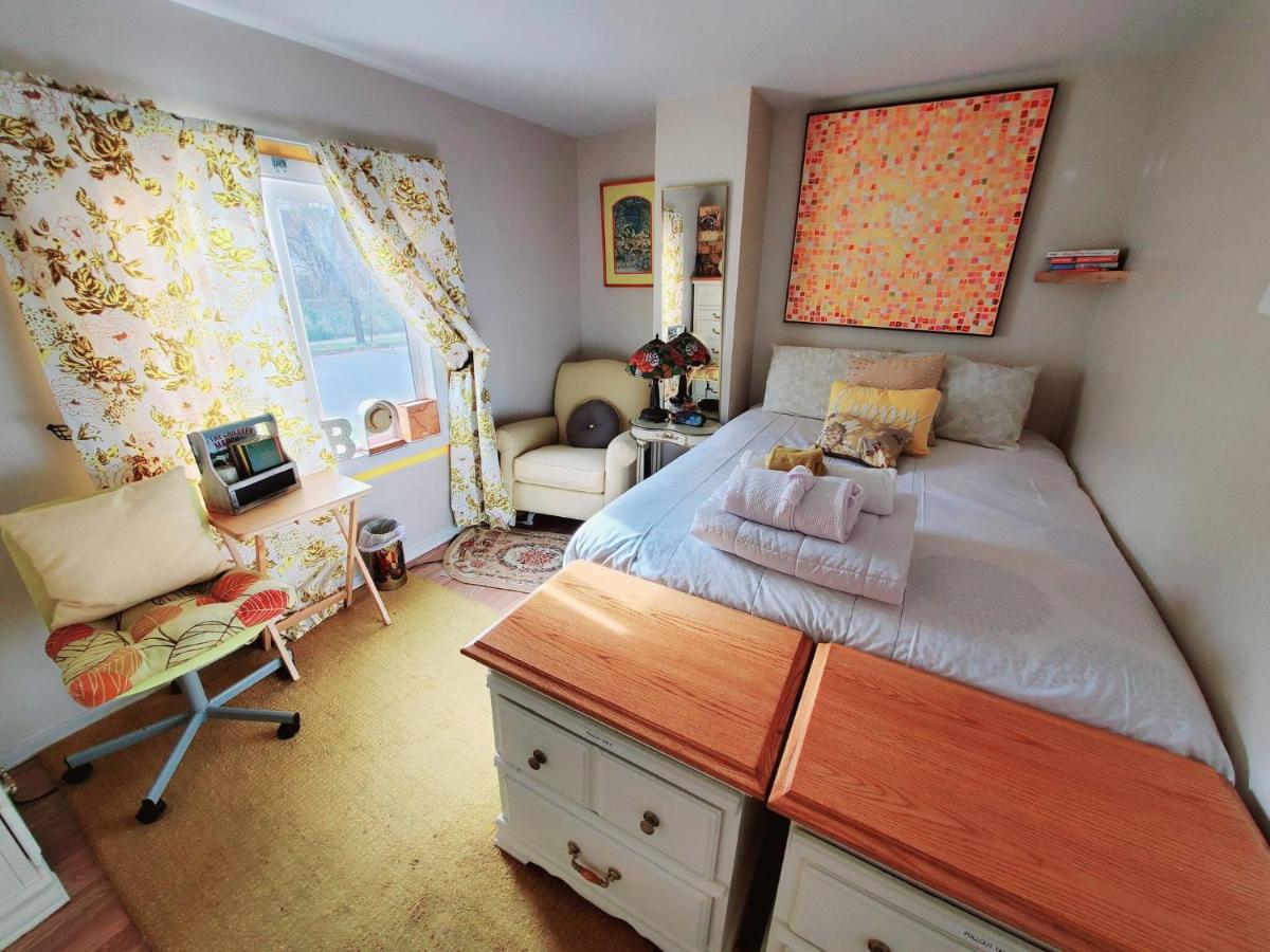 | Room in Apartment - Cozy Yellow Queen Bed By Yale U