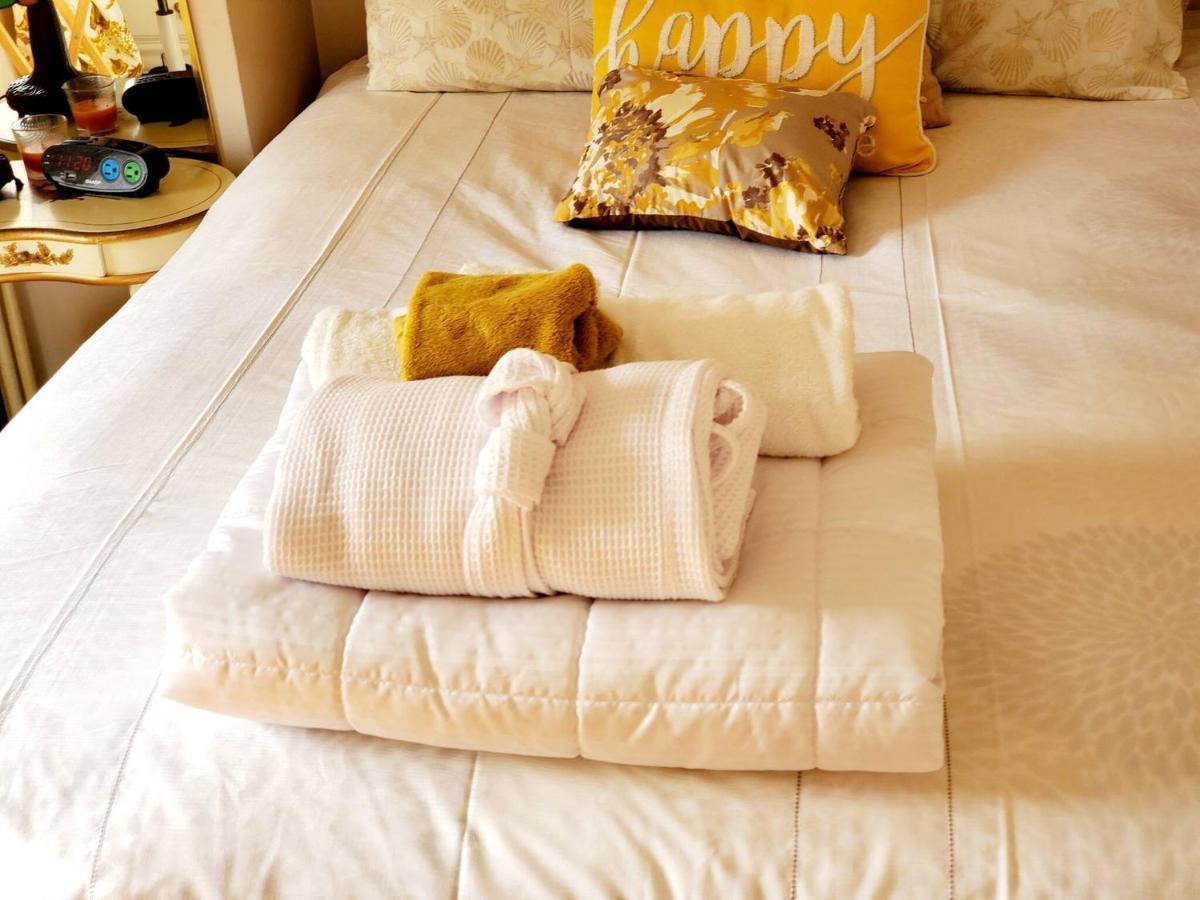 | Room in Apartment - Cozy Yellow Queen Bed By Yale U