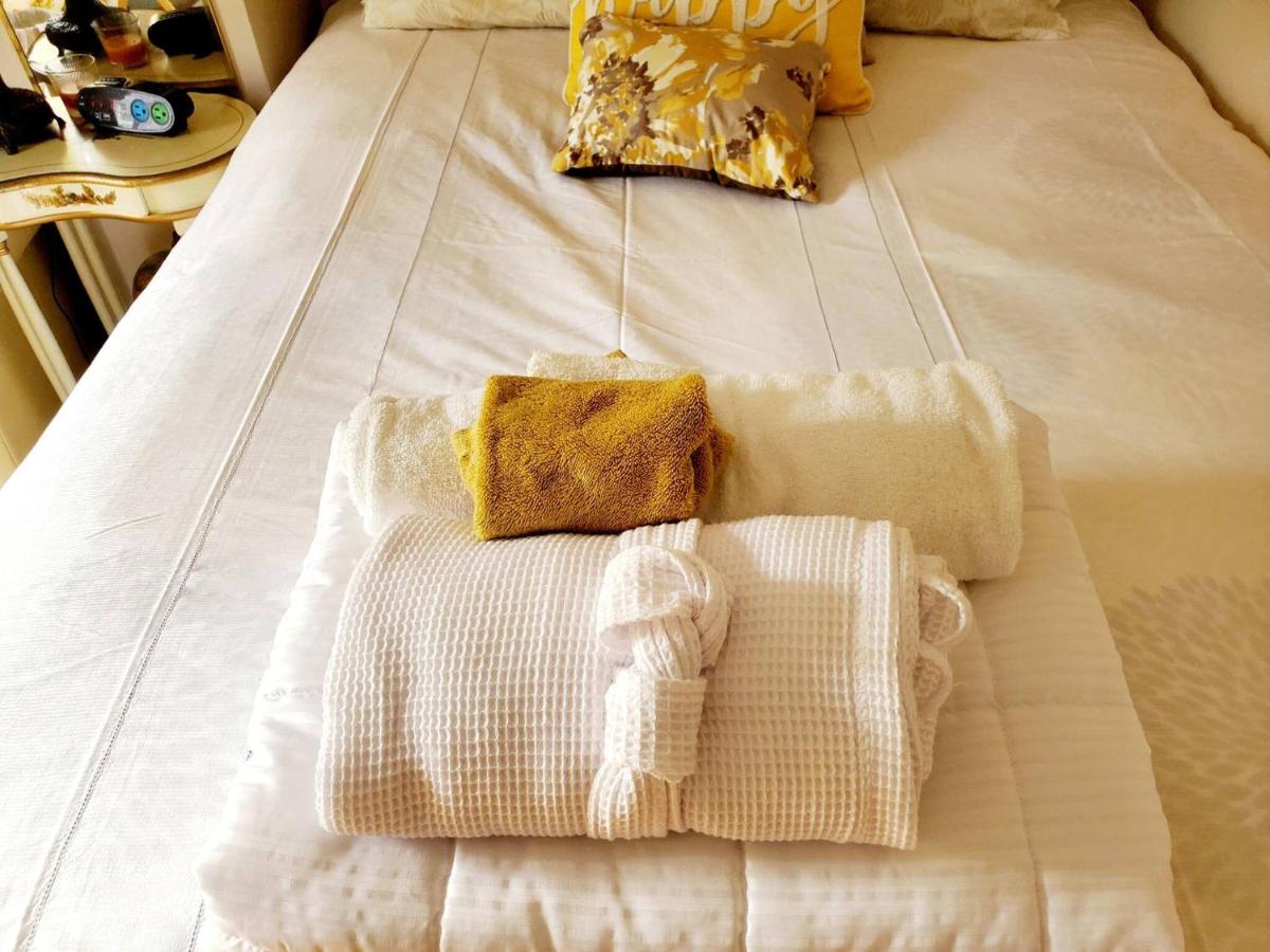 | Room in Apartment - Cozy Yellow Queen Bed By Yale U