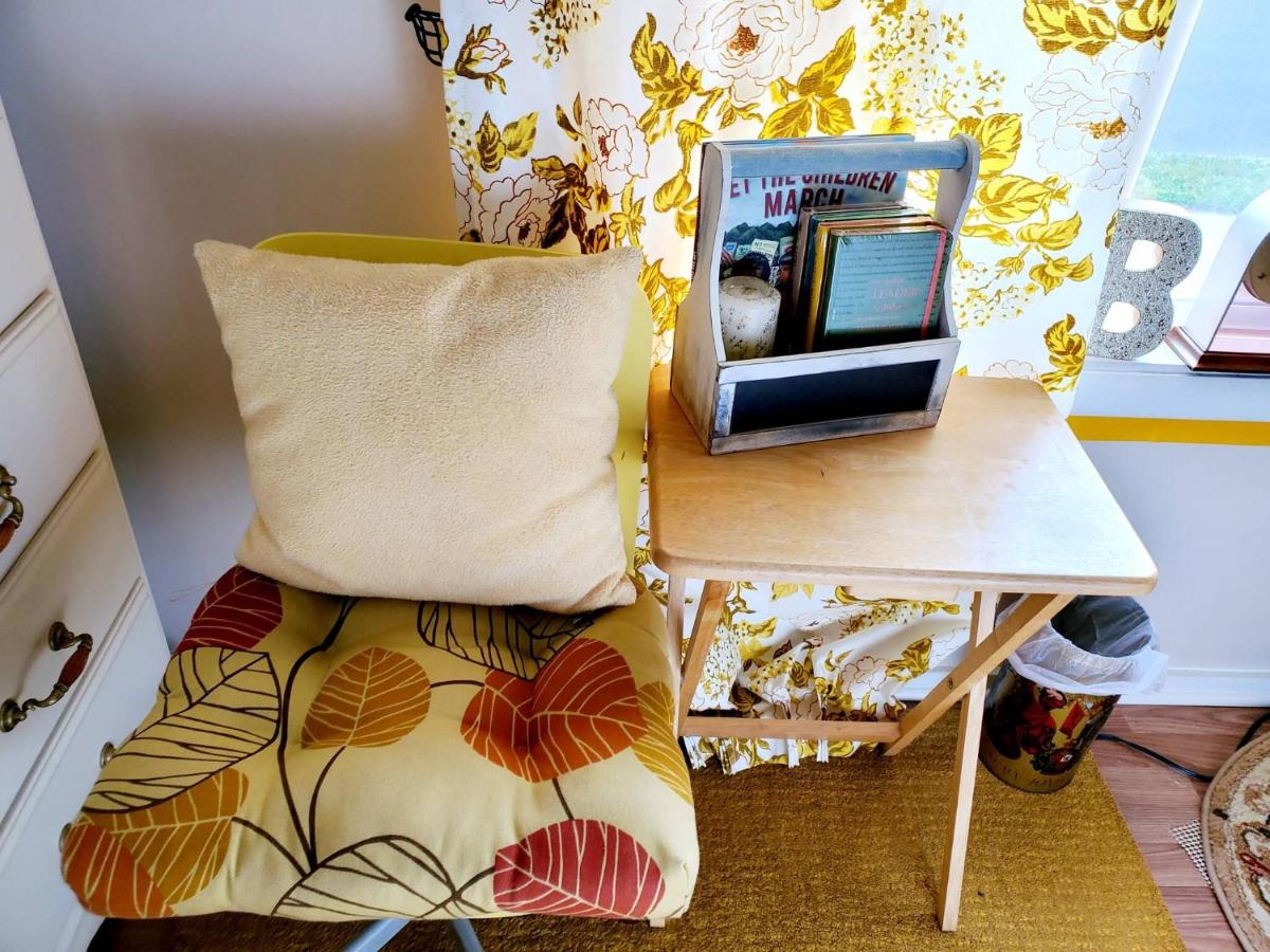 | Room in Apartment - Cozy Yellow Queen Bed By Yale U