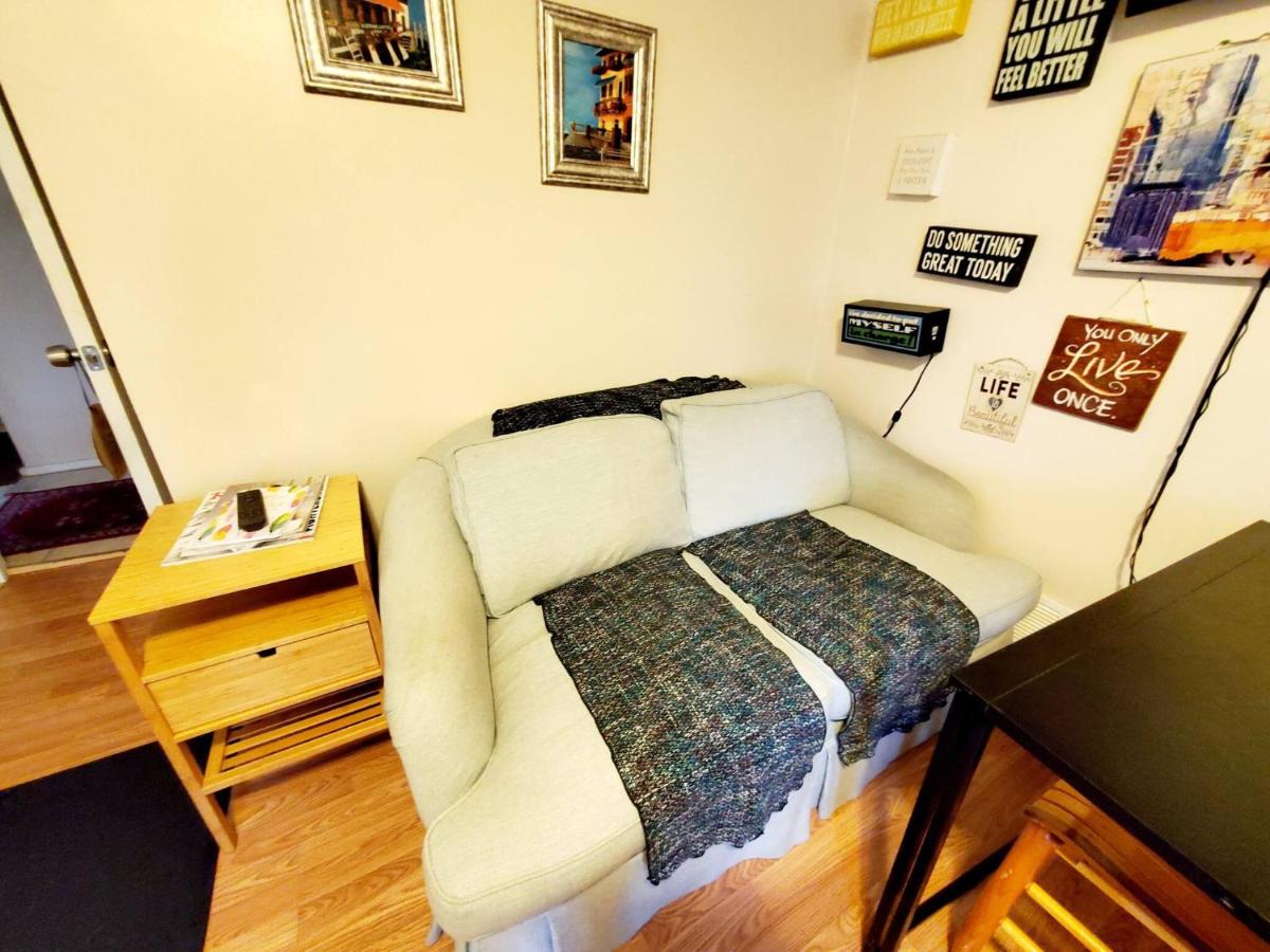| Room in Apartment - Cozy Yellow Queen Bed By Yale U