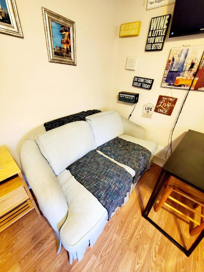| Room in Apartment - Cozy Yellow Queen Bed By Yale U