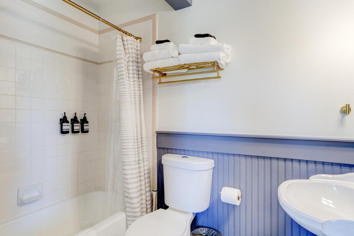 | Suite 11 Historic Art City Inn