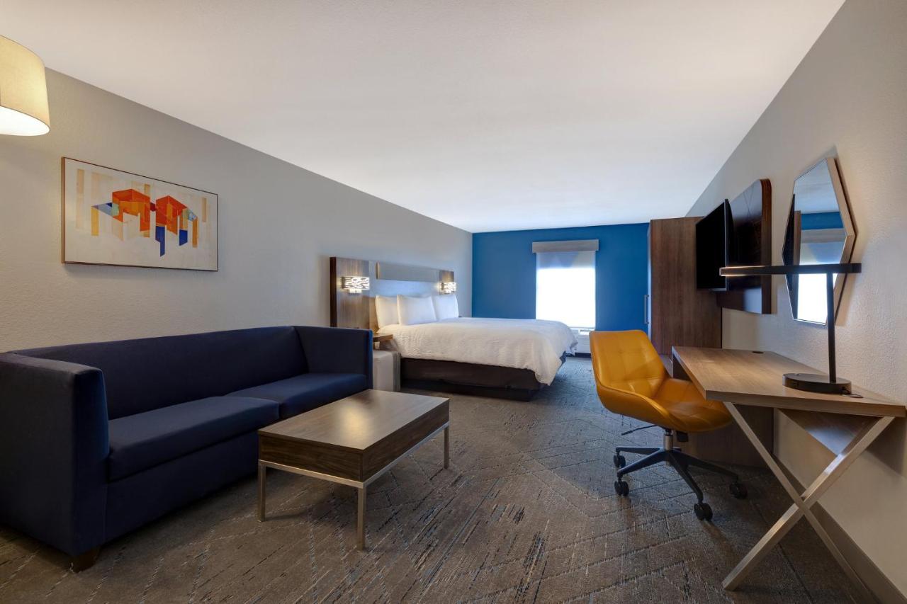 King Suite - Non-Smoking at Holiday Inn Express & Suites Kansas City KU Medical Center by IHG